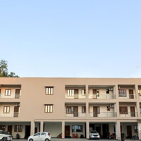 Guru Sadan A Luxe Stay Ayodhya ภายนอก รูปภาพ