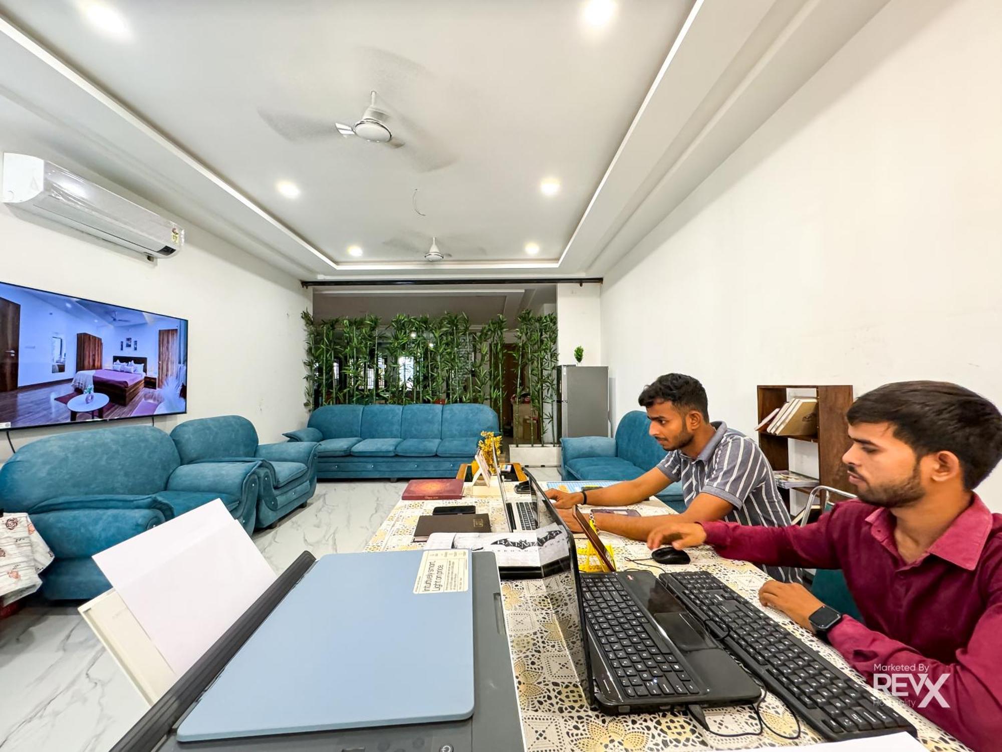 Guru Sadan A Luxe Stay Ayodhya ภายนอก รูปภาพ