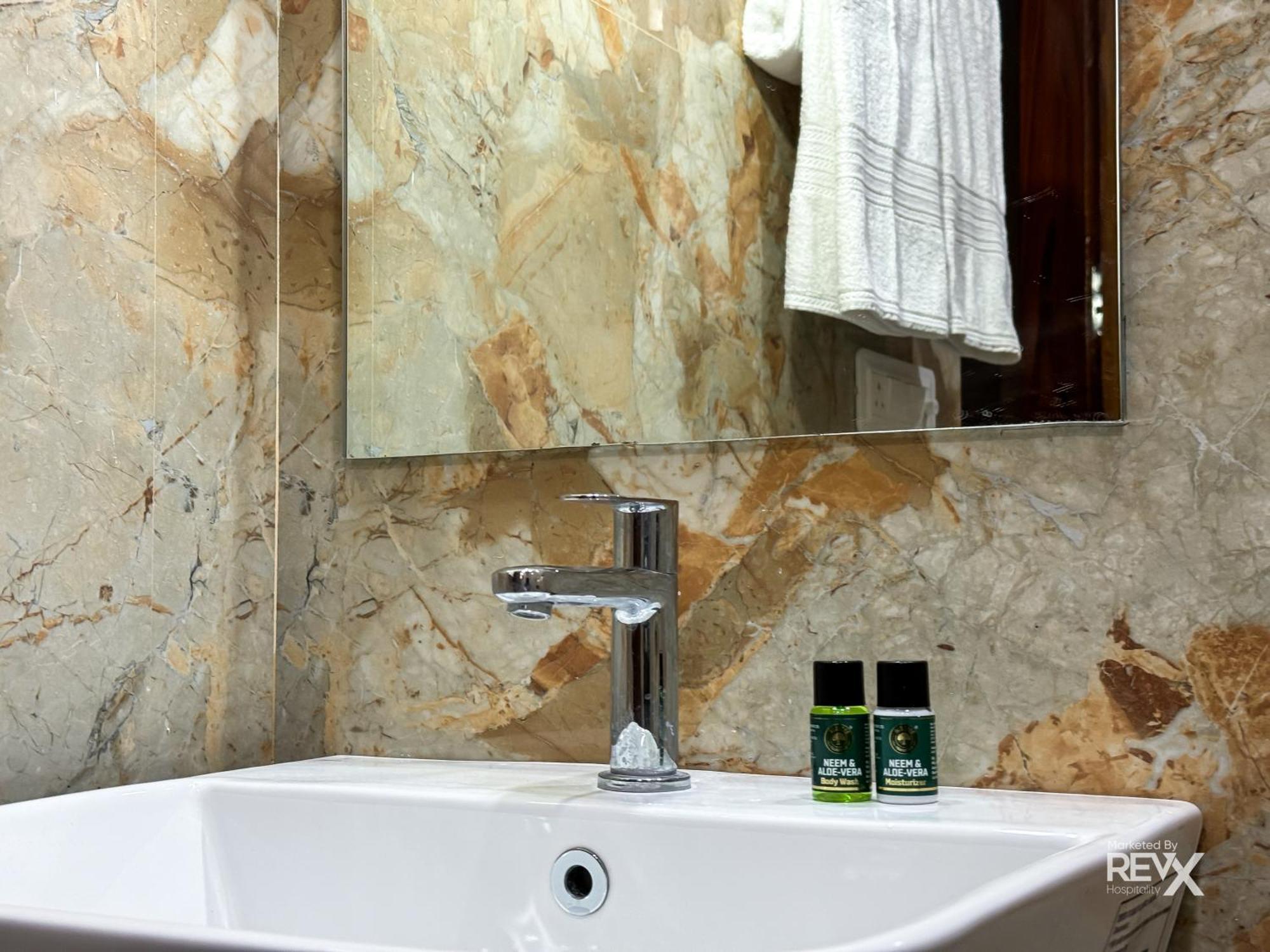 Guru Sadan A Luxe Stay Ayodhya ภายนอก รูปภาพ