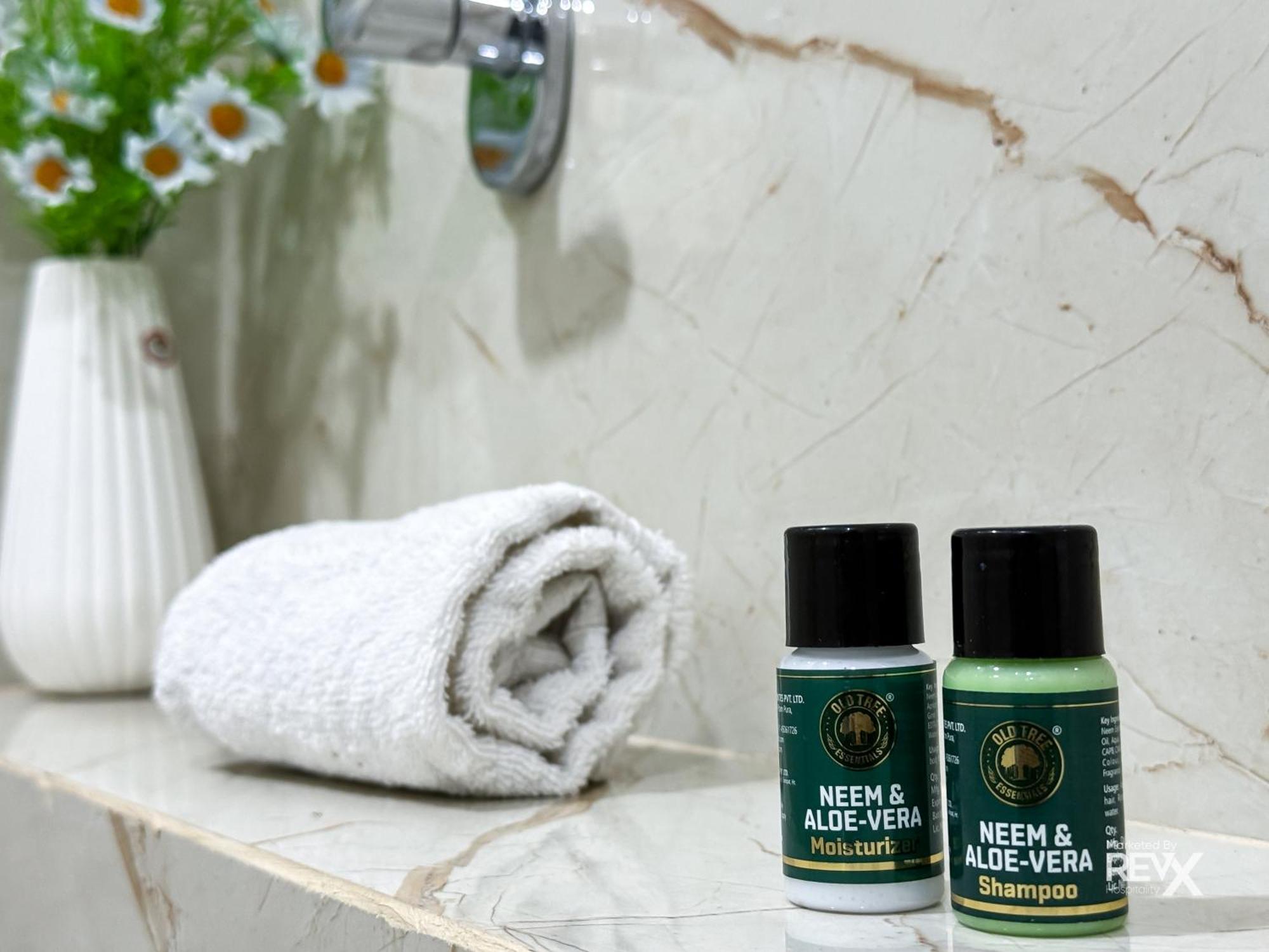 Guru Sadan A Luxe Stay Ayodhya ภายนอก รูปภาพ